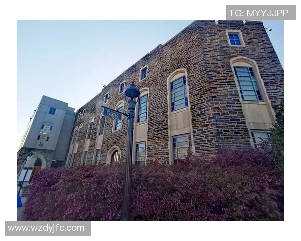 杜克大学与北卡罗来纳大学最新对决精彩录像回顾与分析